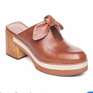 Berdardo Sadie Luggage Leather Clog Mules Bow EUC size 8